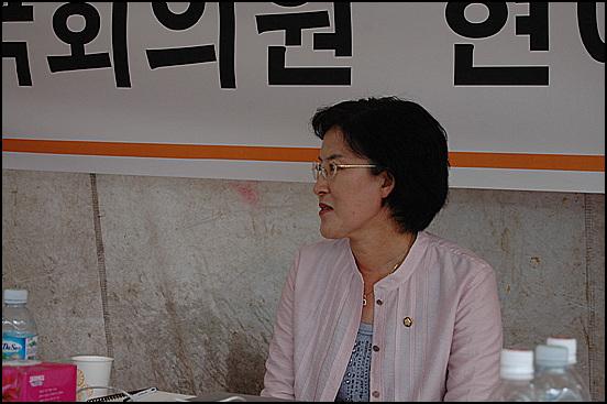 2007년 6월, 제주 강정 해군기지 건설을 막기 위해 단식농성을 했던 현애자 의원(민주노동당).